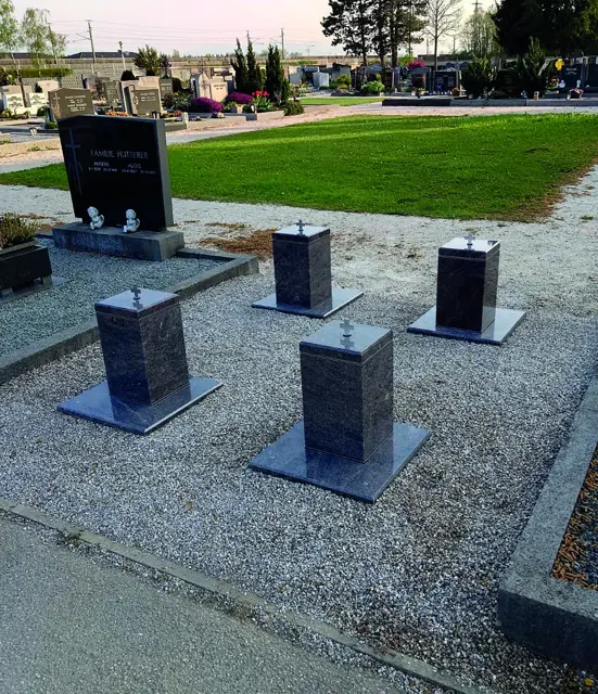 Urnengräber in einer Kiesfläche
