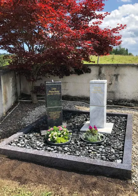 Urnensäule in einer bestehenden Grabanlage