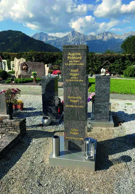 Urnensäule mit Blick auf die Berglandschaft