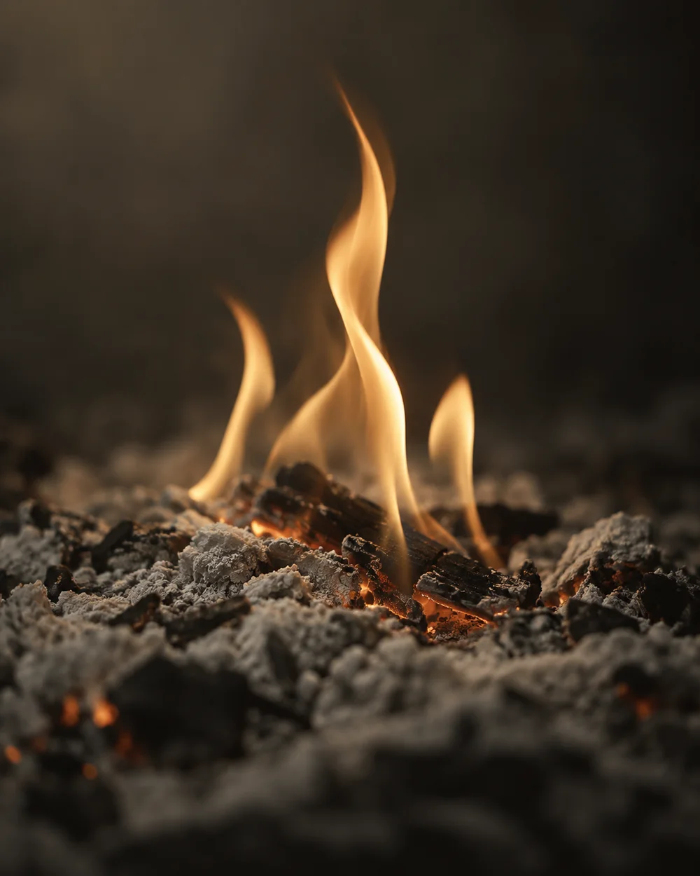 Symbolbild zur Einäscherung: ruhige Flammen, Glut und Asche